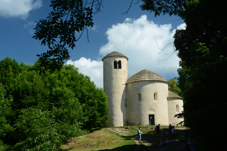 Georgsrotunde auf dem Gipfel des Říp