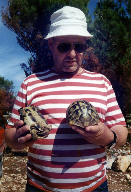 Günter Praedicow mit zwei Testudo hermanni