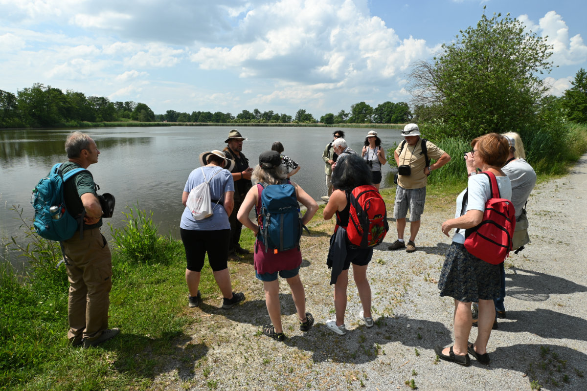 Gruppe vor Teich